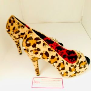 Size 8 Cheetah Platform Heels Excellent condition except for the wear on soles